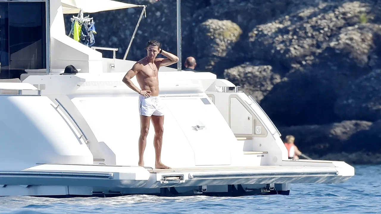 Cristiano Ronaldo sărbătoreşte titlul alături de familie pe un yacht