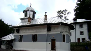 Vâlcea: Drumul spre mănăstirea Frăsinei a crăpat din cauza ploilor abundente