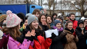Peste 20.000 de copii din 4 judeţe primesc pachete din Germania, dar trebuie să planteze câte un pom - FOTO