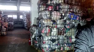 Continuă scandalul hainelor rupte care ajung în Mureş. 500 de tone de deşeuri, găsite vineri