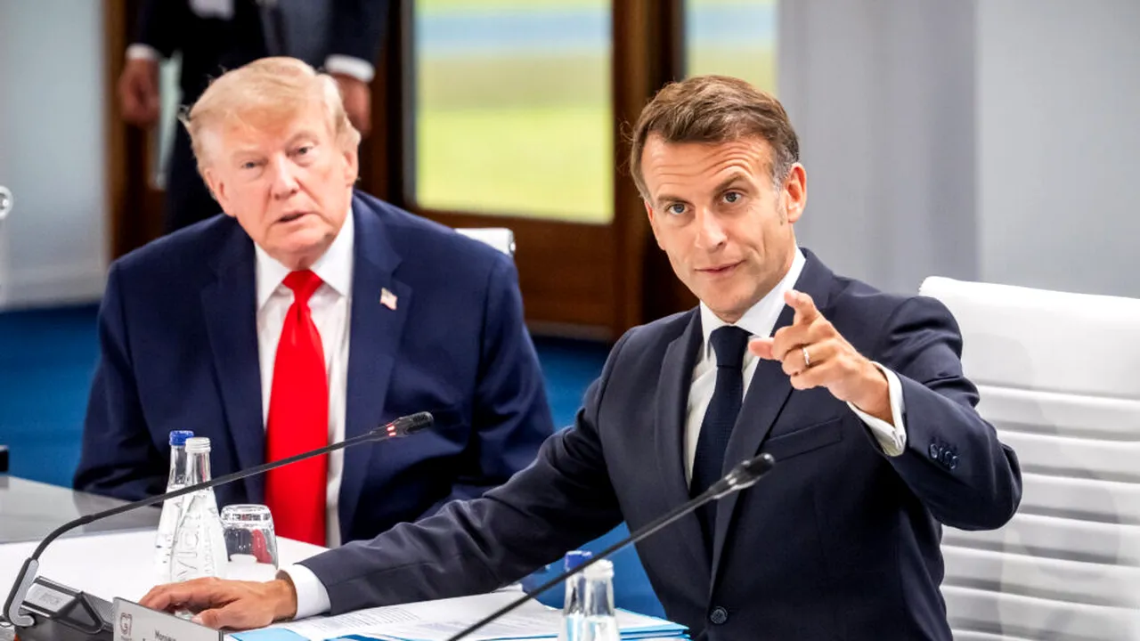Rivalii politici, revoltați pentru că Macron l-a primit pe Trump la Versailles