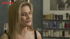 Make-up artistul Dana Petrina ne prezintă tendinţele pentru 2020: ten natural, eyeliner albastru, sprâncene dezordonate şi buze roşii 