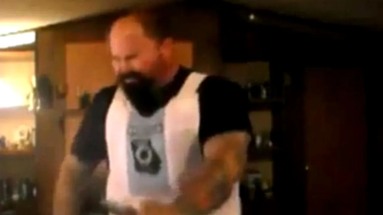 Test NEOBIŞNUIT al unei veste antiglonţ: Cum s-a ÎMPUŞCAT un bărbat în stomac pentru a vedea dacă aceasta îi protejează corpul - VIDEO