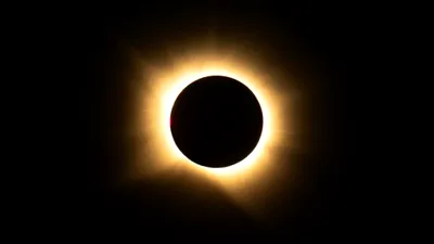 GALERIE FOTO Milioane de oameni au privit spre cer: cum s-a văzut eclipsa de Soare în Europa