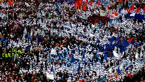 Circa 50 de angajaţi MAE, inclusiv diplomaţi, participă la protestul de la Parlament