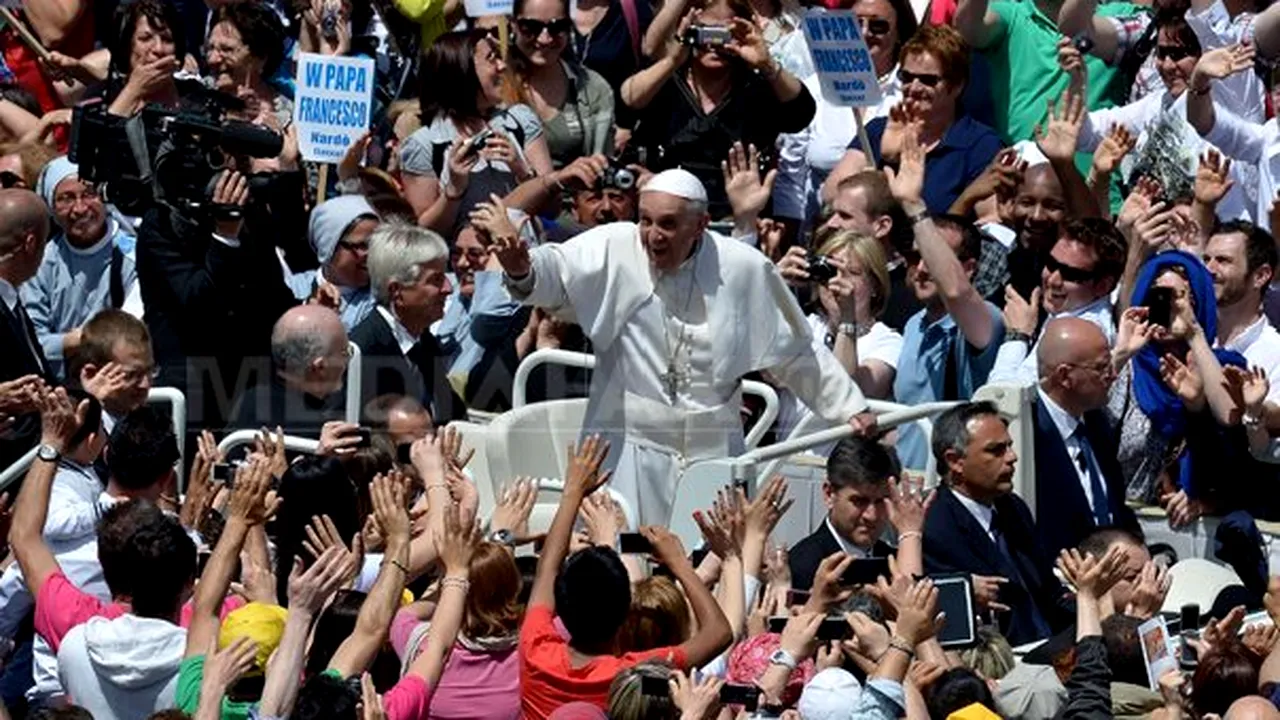 Papa Francisc recunoaşte că aţipeşte, uneori, în timpul rugăciunii de seară: 