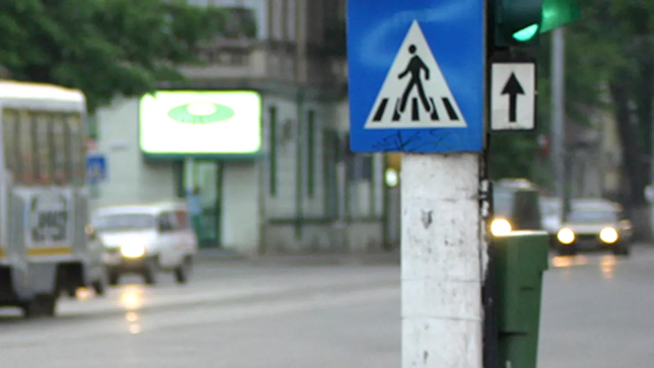 Un copil de patru ani a murit după ce a fost lovit de un microbuz pe trecerea de pietoni