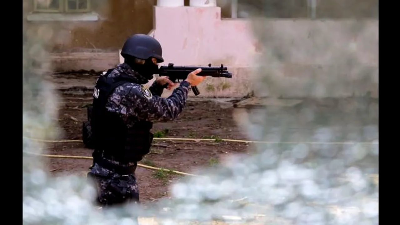 Mesajul inedit al Poliţiei Române pentru şoferii care vor să bea: „Lasă paharul jos! Îndepărtează-te de şampanie!”. FOTO