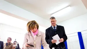ALEGERI PREZIDENŢIALE 2014 - Iohannis, la vot cu soţia sa, a cărei zi de naştere este duminică: Am votat pentru o Românie normală