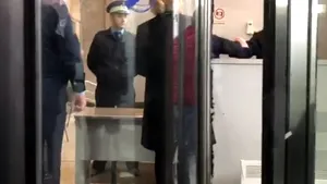 Carmen Dan, audiată la DIICOT, în dosarul 10 august. Fostul ministru, aşteptat cu o pereche de cătuşe roz: „Criminalo!”. VIDEO