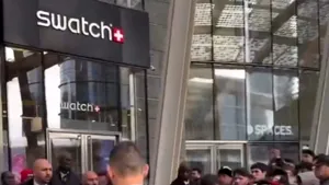 De ce s-au bătut oamenii pentru noile ceasuri Swatch x Audemars Piguet