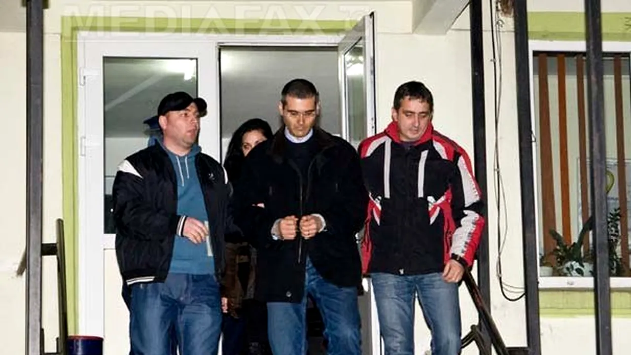 Bărbatul care înţepa femeile în tramvai este funcţionar bancar. Încerca să le atragă atenţia înţepându-le - FOTO