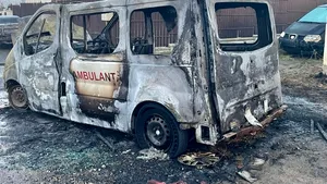 Incendiu pe o stradă din Botoşani: O ambulanţă privată a ars