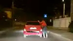 TERIBILISM la Craiova: Un tânăr a fost filmat plimbându-se cu rolele, tras de o maşină. Poliţia încearcă să-i afle identitatea | VIDEO