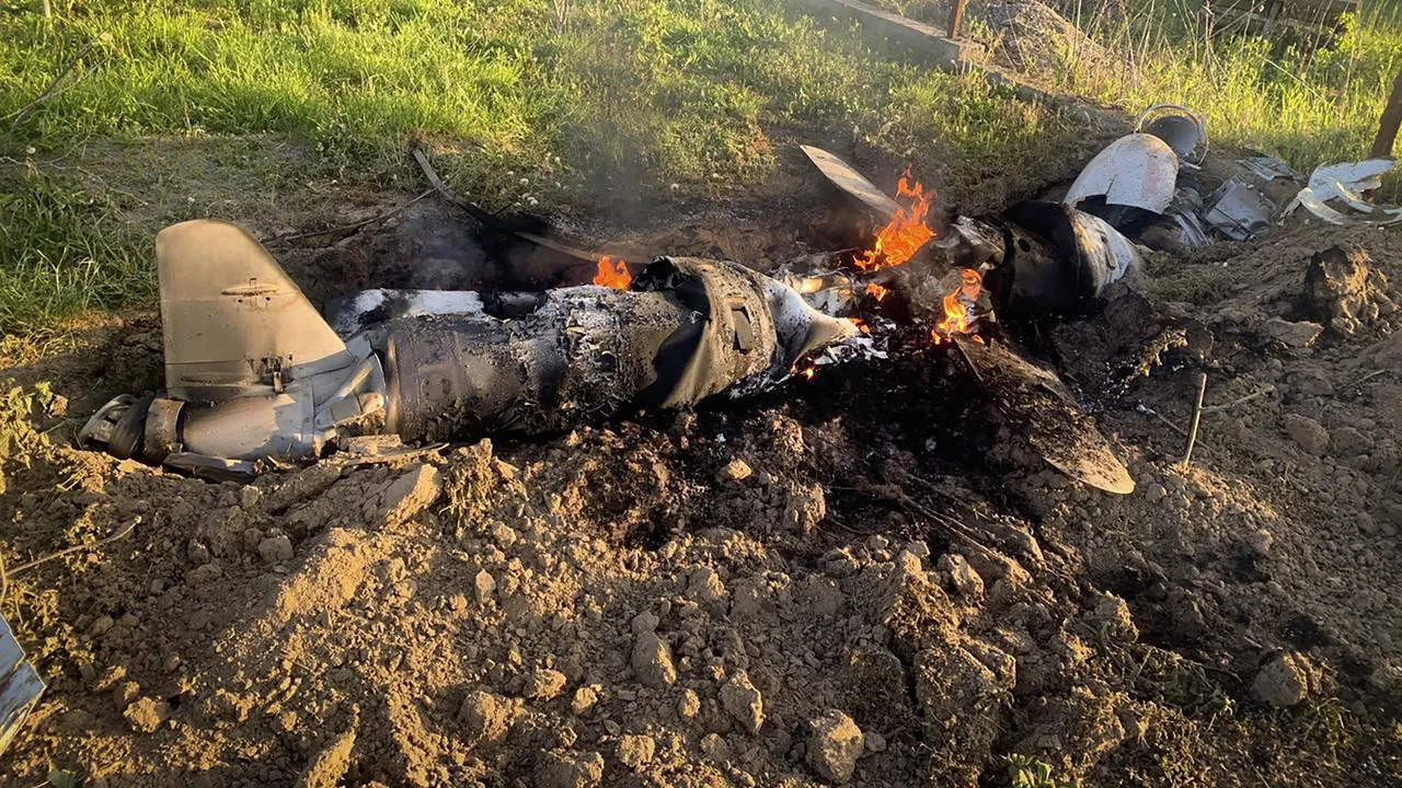 Războiul din Ucraina, ziua 450. Rusia susţine că a lovit un depozit de muniţie cu uraniu, iar norul radioactiv se îndreaptă spre Europa. Polonia neagă urgenţa / Zelenski a plecat într-un alt turneu mondial, de această dată în afara Europei / Şeful Ucrainei i-a muştruluit pe arabi: unii aţi închis ochii / Întâlnire Biden-Zelenski
