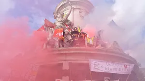 Protest violent la Paris: Poliţia a intervenit cu gaze lacrimogene şi tunuri cu apă, după ce mii de pompieri au luat cu asalt capitala Franţei - FOTO, VIDEO