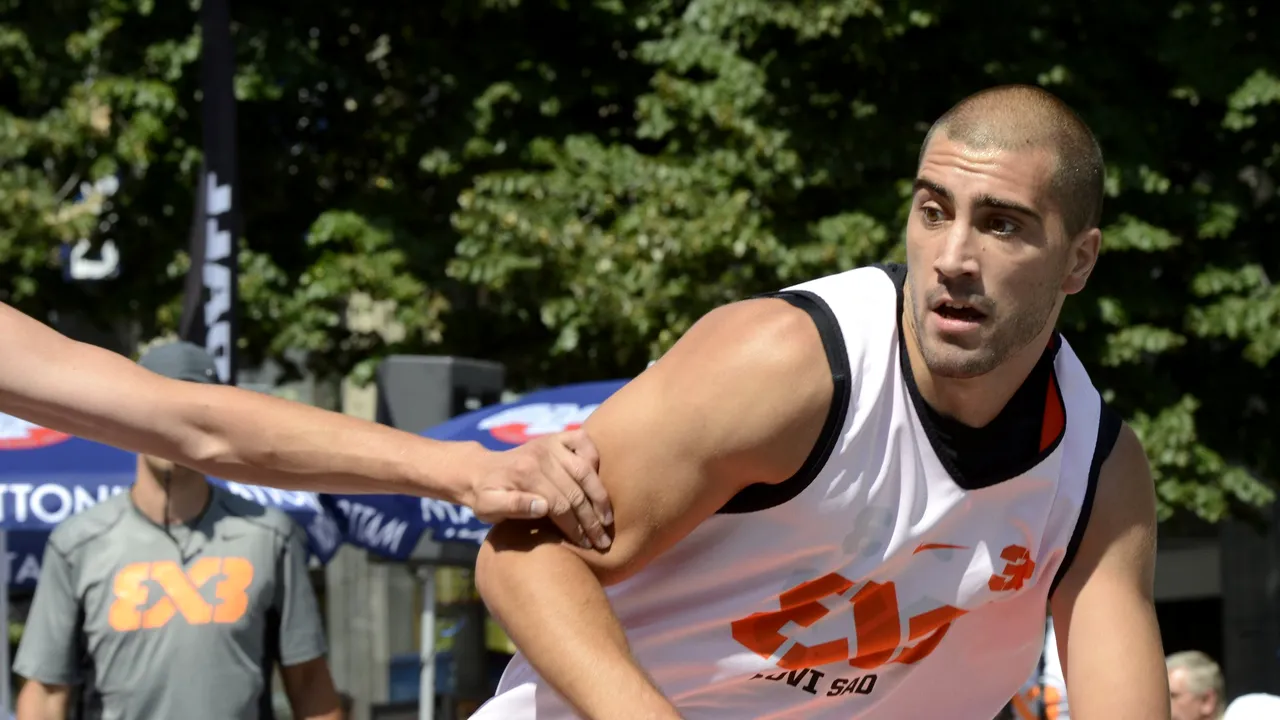 150 de copii învaţă baschet 3 la 3 cu celebrul campion mondial Duşan Bulut. Evenimentul are loc la Kaufland Vitan 