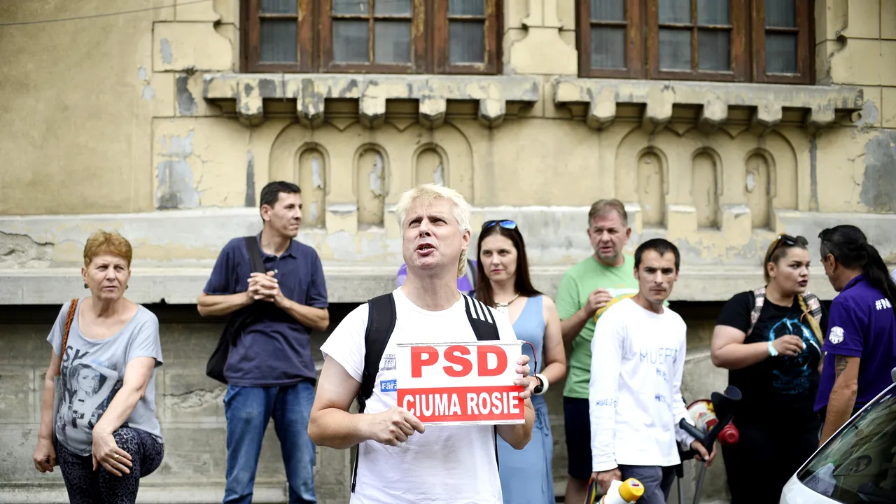 FOTO | Protest în faţa Brigăzii Rutiere, după ce şoferul maşinii M..E PSD a rămas fără permis şi plăcuţe: 