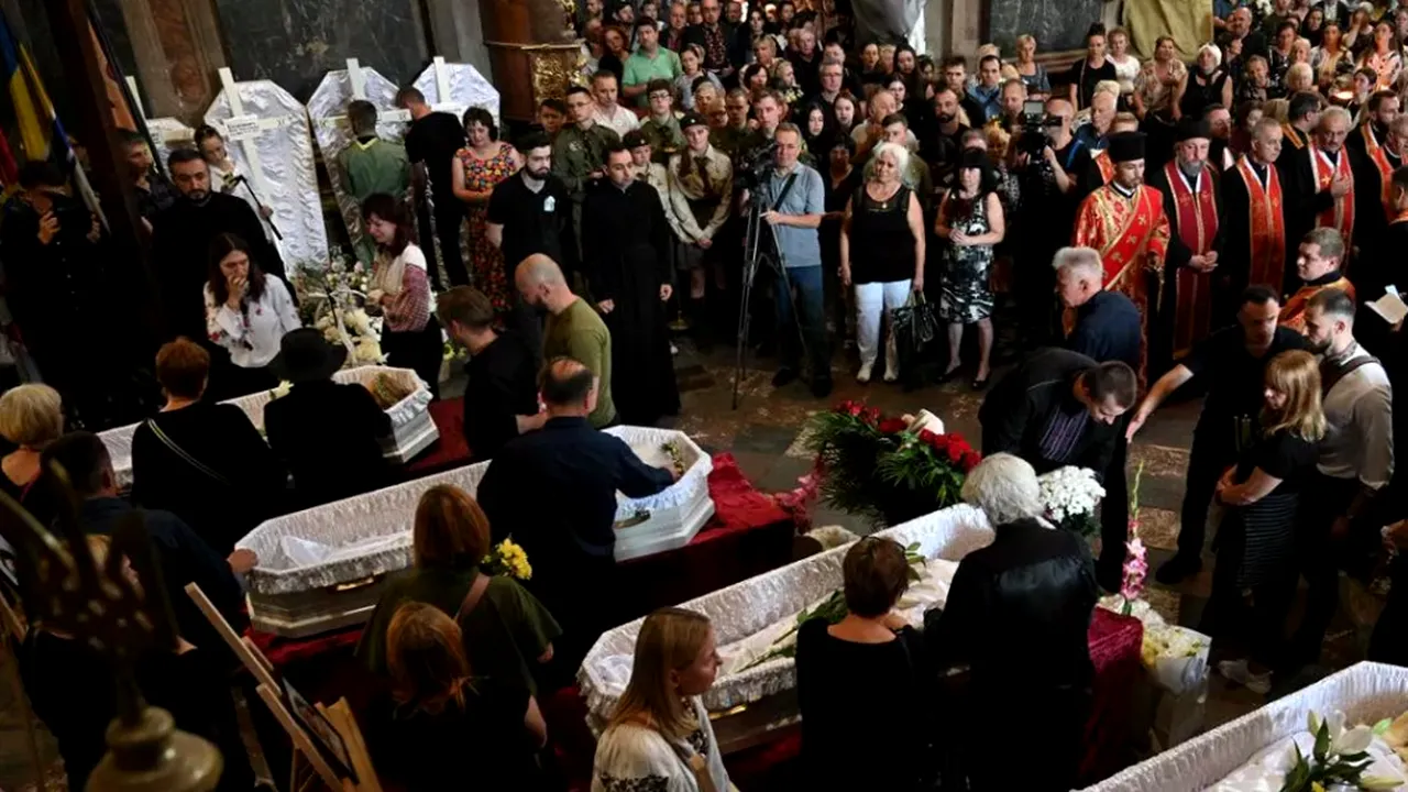 Războiul din Ucraina, ziua 928. Ruşii sunt la 20 de kilometri de Pokrovsk, un important centru logistic pentru armata ucraineană / Doi morţi în atacul de la Sumi, explozii la Kiev / Mesaj CIA: nu vă lăsaţi intimidaţi de ameninţările nucleare ruseşti 