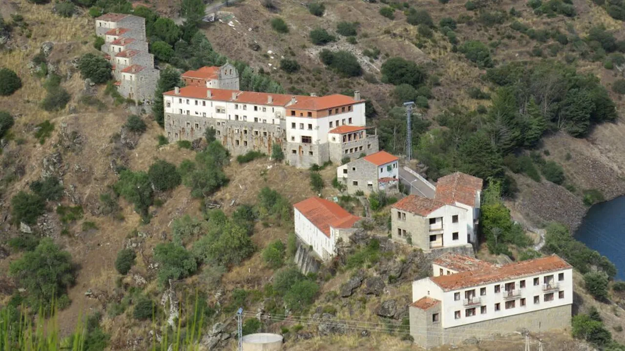 Un cuplu a cumpărat un sat abandonat din Spania: 44 de case la preț de apartament la oraș