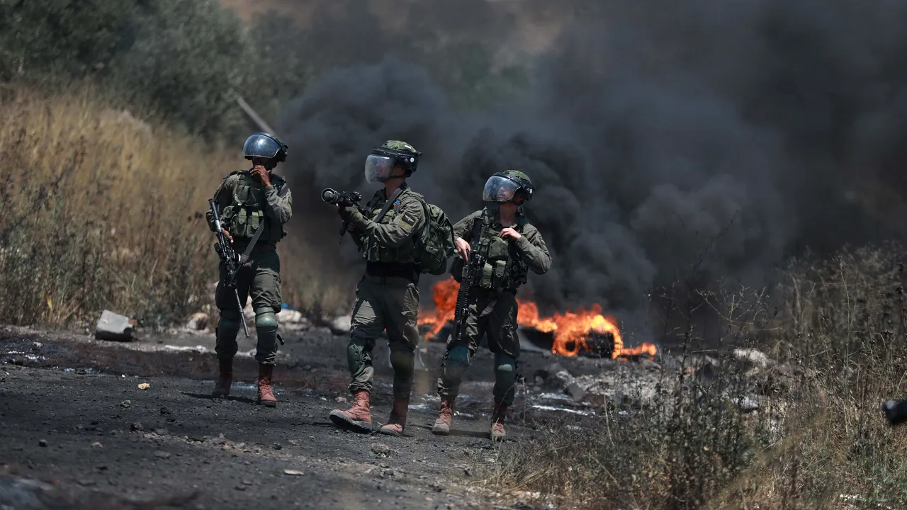 Cel puţin opt militanţi palestinieni au fost arestaţi în cursul unor operaţiuni militare israeliene
