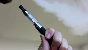 Mulți adolescenți folosesc țigările electronice noaptea. Cercetătorii trag un semnal de alarmă