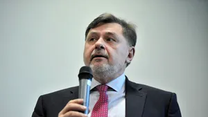 Mai mulţi români pe străzi, mai puţine îmbolnăviri de COVID-19. Alexandru Rafila: 