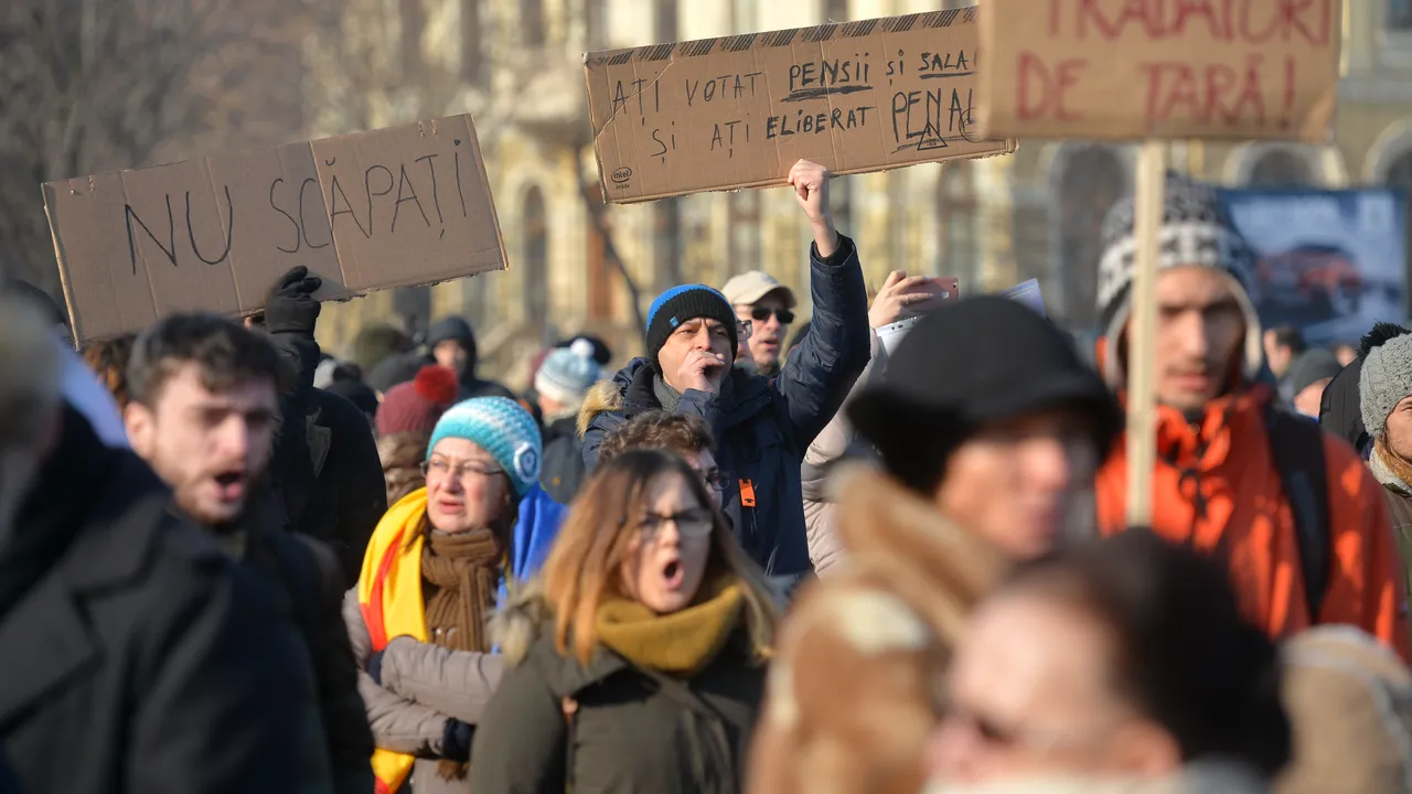 GALERIE FOTO, VIDEO Protest de amploare în faţa Guvernului, ziua a şasea: Peste 150.000 de oameni au fost în Piaţa Victoriei/ Moment de reculegere pentru victimele de la Colectiv