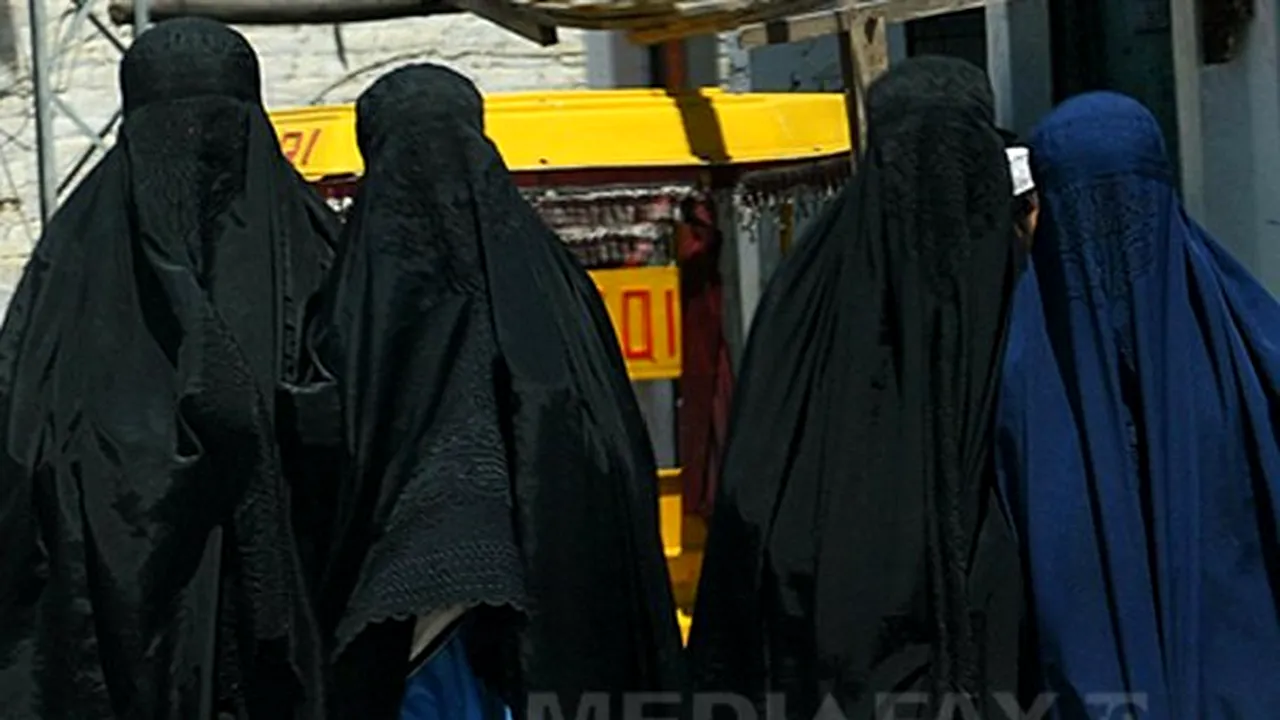 François Hollande va menţine legea privind purtarea vălului islamic integral, dacă va fi ales