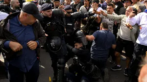 Un român a profitat de asaltul protestatarilor asupra jandarmilor. A plecat cu saci și plase pline