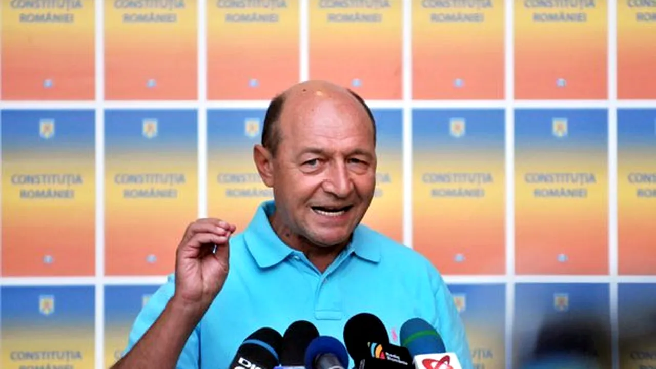 Băsescu, întrebat despre demisie: Eu sunt suspendat, lăsaţi-mă în plata mea