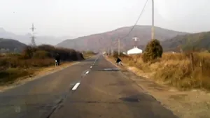 VIDEO | Păţania unor tineri care au întins un fir peste un drum naţional. Reacţia unui şofer