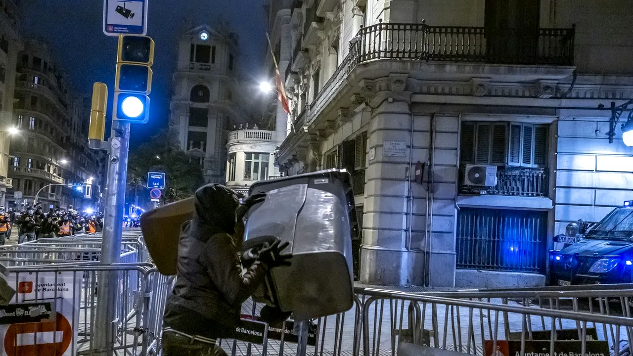 Poliţia spaniolă investighează posibilul rol al străinilor în revoltele violente din Barcelona