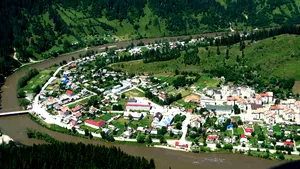 Cel mai mare oraş din România are mai puţin de 6.000 de locuitori dar o suprafaţă mai mare decât Bucureşti, Cluj şi Timişoara la un loc