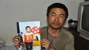 VIDEO. Întoarcerea fiului pierdut: un tată îşi revede băiatul după 24 de ani. A fost răpit de traficanţii de carne vie din faţa casei