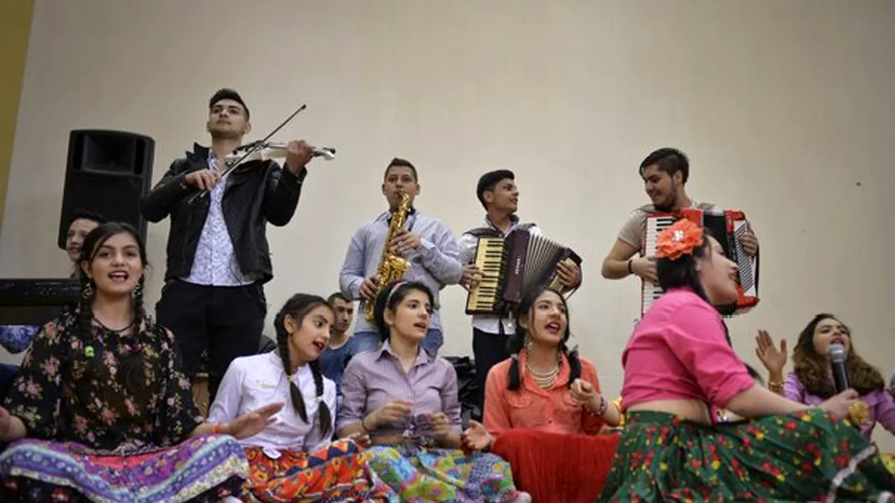 REPORTAJ: Ziua Romilor la Glina, cu oficiali ai ambasadelor. Primarul: Aceşti oameni are nevoie de ajutor - FOTO şi VIDEO
