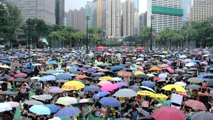 Protest PAŞNIC la Hong Kong: Activiştii pro-democraţie încearcă să recâştige sprijinul populaţiei/ Peste 100.000 de persoane participă la manifestaţie | FOTO, VIDEO