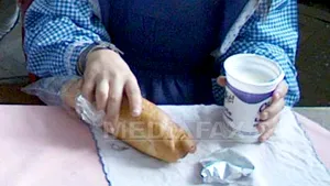 Zeci de produse din programul „Laptele şi cornul“, găsite aruncate pe un câmp