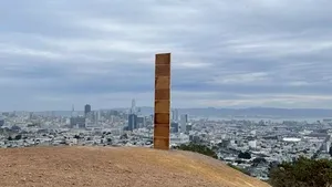 Surpriză de Crăciun: la San Francisco a apărut un monolit misterios, de data aceasta din turtă dulce