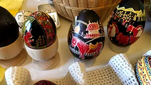 PAŞTE 2019: Scene cu muncile de la ţară, pe ouăle încondeiate de o femeie din Bran | GALERIE FOTO 