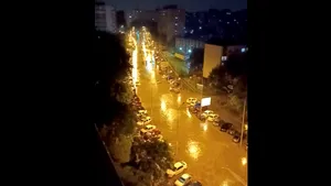 UPDATE / Potop în Bucureşti şi în mai multe regiuni din ţară. Grindină de mari dimensiuni şi vânt puternic / Avertizare meteorologică Cod roşu în Capitală / Pompierii au avut peste 400 de misiuni