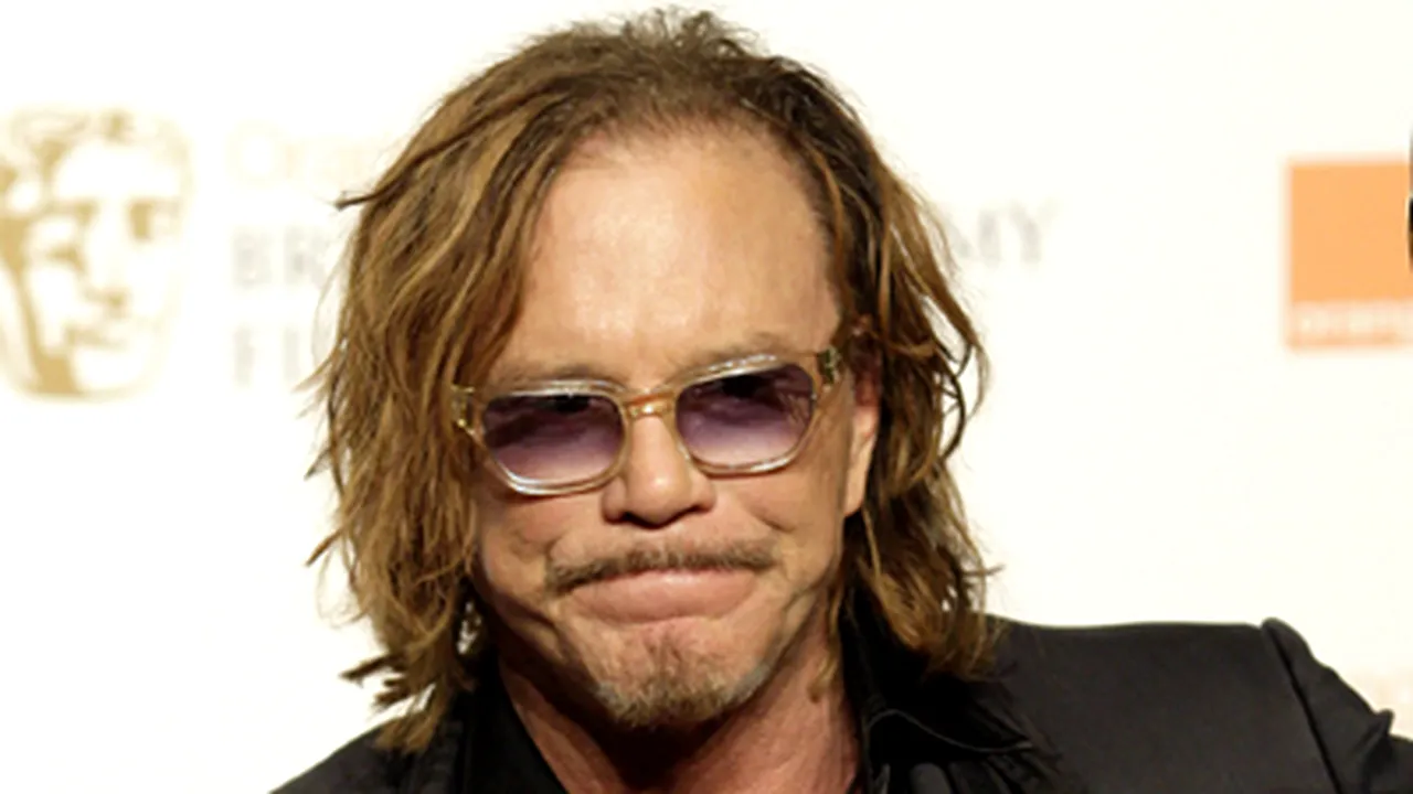 Mickey Rourke, trist din cauza morţii câinelui său (Galerie Foto şi Video)