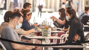 Terasele s-ar putea redeschide de luni. Patronii au supravieţuit cu greu perioadei şi aşteaptă primii clienţi cu reguli stricte