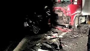 Doi bărbaţi au murit după ce maşina lor a lovit frontal un tir pe Valea Oltului