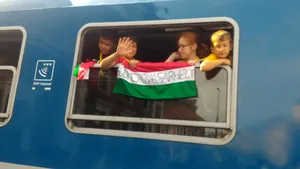 GALERIE FOTO Trenul care duce pelerinii din Budapesta la Şumuleu Ciuc, întâmpinat cu pogăcele, flori şi steaguri