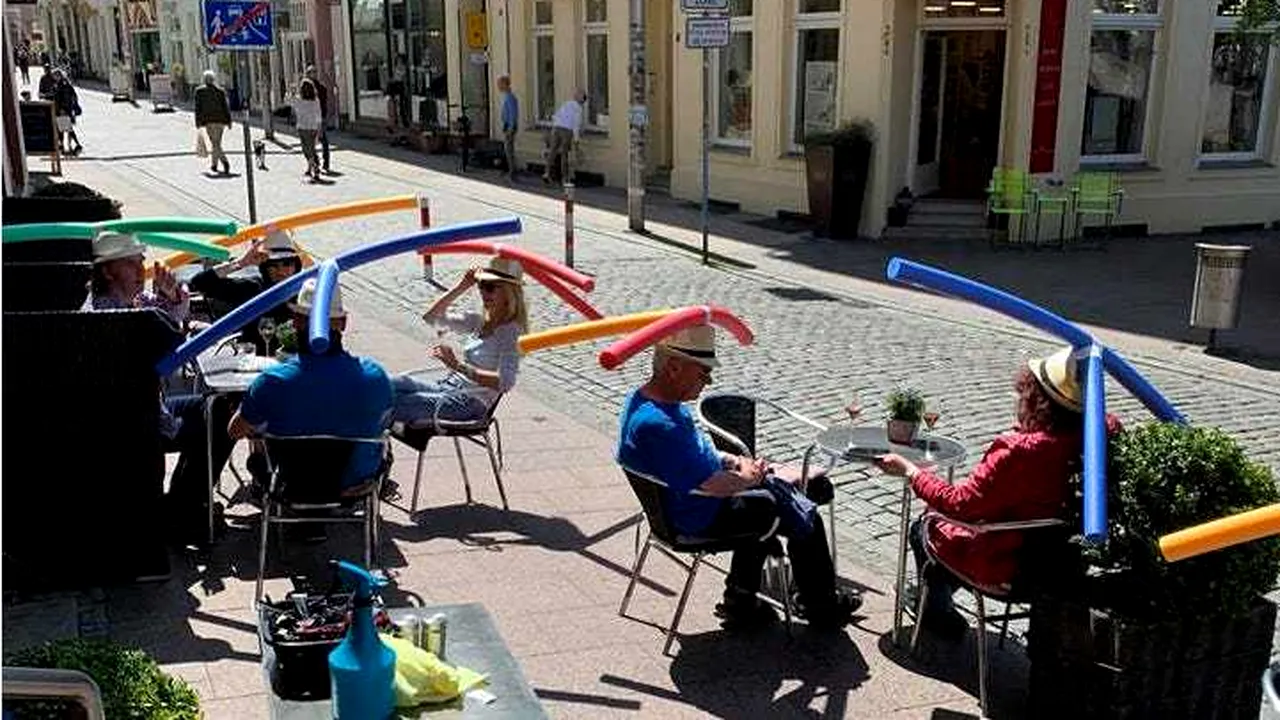 Cum stau germanii la terase după redeschidere. Ideea inedită pentru a unor patroni pentru păstrarea distanţei între clienţi. FOTO