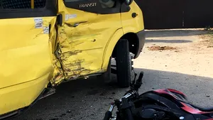  O motocicletă s-a lovit violent de un microbuz de transport persoane în Constanţa. Un rănit