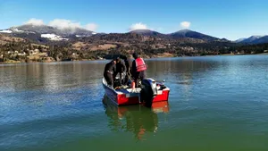 Un tânăr a căzut dintr-o barcă pe lacul Colibița și nu a mai ieșit la suprafață