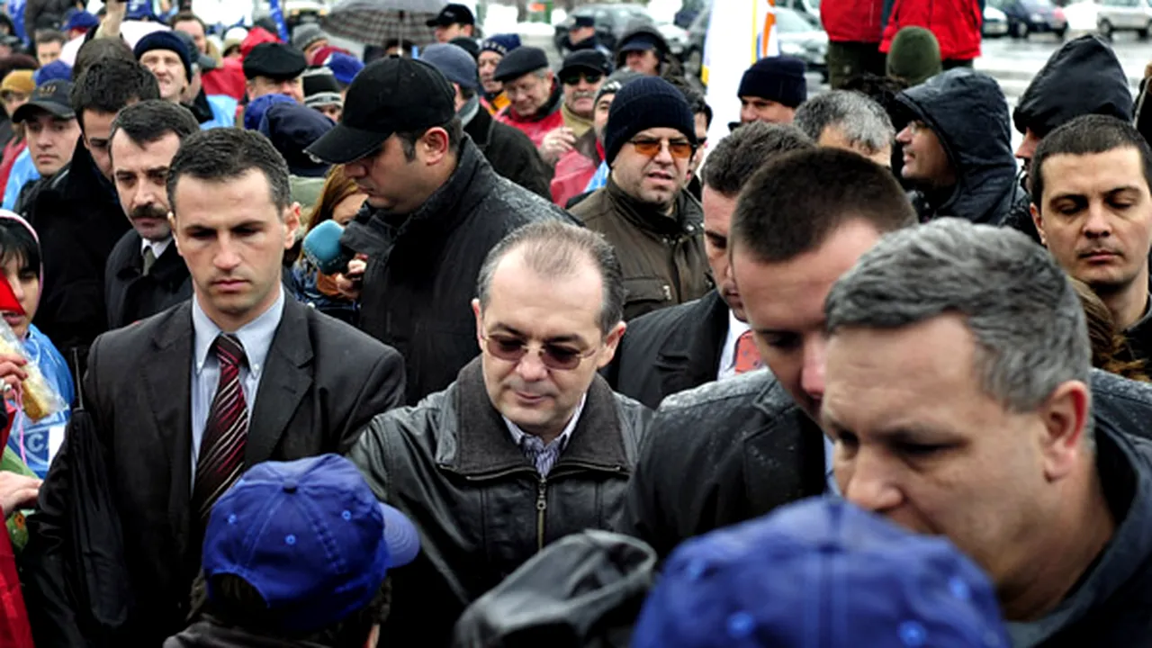 Boc: La câţi bulgări de zăpadă am avut parte în copilărie, nu mă sperie cei aruncaţi de sindicalişti