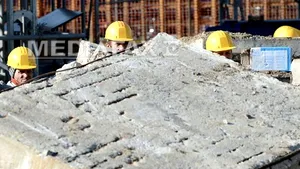 Cuplu de americani, ucis împreună cu copilul de o dală care a căzut de pe un pod